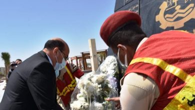 Photo of محافظ أسوان يضع أكليل الزهور على النصب التذكاري للشهداء