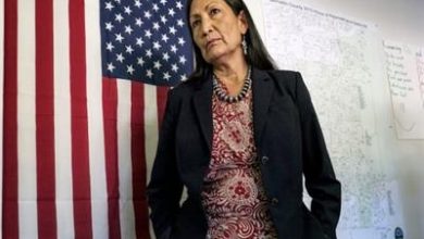 Photo of هالاند تصبح أول وزيرة من السكان الأصليين في أمريكا