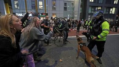 Photo of احتجاجات عنيفة بإنجلترا.. جرح شرطيين وإضرام نار بسيارتين