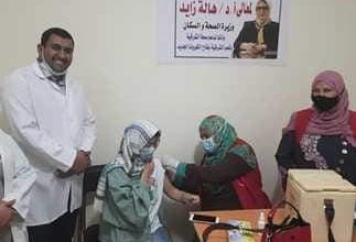 Photo of تطعيم سيدة صينية بلقاح كورونا في محافظة الشرقية