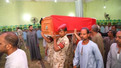 Photo of محافظ قنا يؤدي صلاة الجنازة على شهيد القوات المسلحة بنقادة