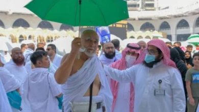 Photo of رئاسة شؤون الحرمين تقوم بتوزيع (المظلات الشمسية) على المعتمرين بالمسجد الحرام