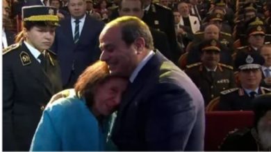 Photo of السيسي يقبل رأس أرملة اللواء دكتور عبد الكريم درويش