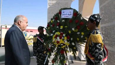 Photo of محافظ قنا يضع إكليل من الزهور على النصب التذكاري لشهداء الشرطة