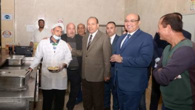 Photo of زيارة مفاجئة لرئيس جامعة المنصورة لتفقد مستوى الوجبات بالمدن الجامعية للطلبة  