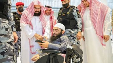 Photo of الشيخ السديس يلتقي بأحد الأشخاص ذوي الاحتياجات الخاصة بالمسجد الحرام   ويثني على عدد من الوكالات والإدارات بالرئاسة