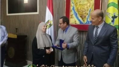 Photo of محافظ شمال سيناء يسلم هدية الرئيس شيكًا بمبلغ 50 ألف جنيه للأم المثالية 