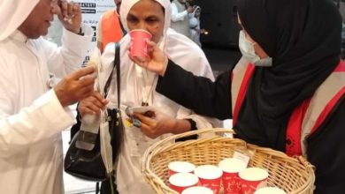 Photo of على زخات المطر استقبال حجاج جمهورية الهند بالقهوة السعودية وباقات الورود وماء زمزم والمجسات الحجازية.
