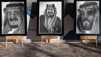 Photo of شموخ الشاهين وهيبته في أعمال تشكيلية بمعرض الصقور والصيد السعودي الدولي